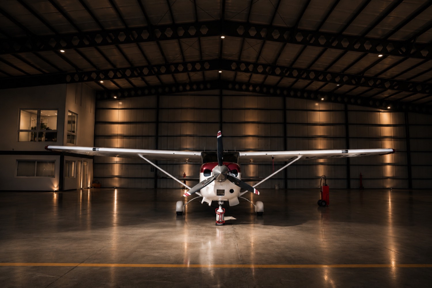 Cessna en el hangar privado